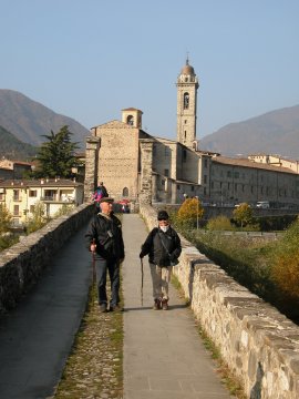 Alberto e Marisa sul Ponte Gobbo a Bobbio (23162 bytes)
